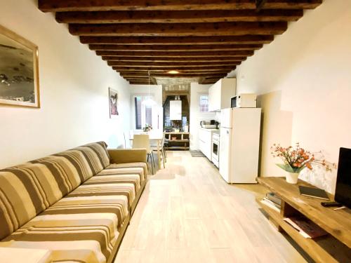 een woonkamer met een bank en een keuken bij SANTA CATERINA in Venetië
