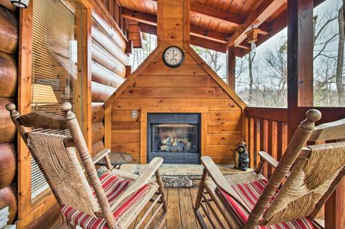 Gatlinburg Mountainside Escape with Outdoor Hot Tub!