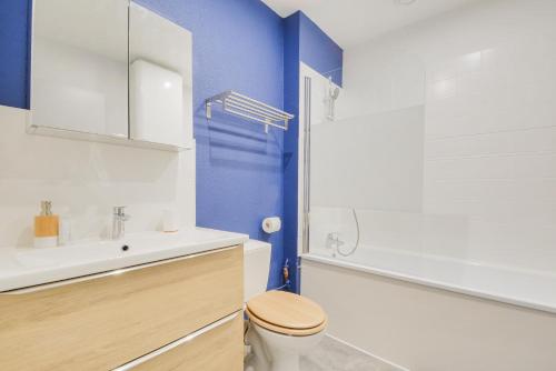 une salle de bain avec toilettes, lavabo et douche dans l'établissement Studios Nancy GARE - STANISLAS, à Nancy