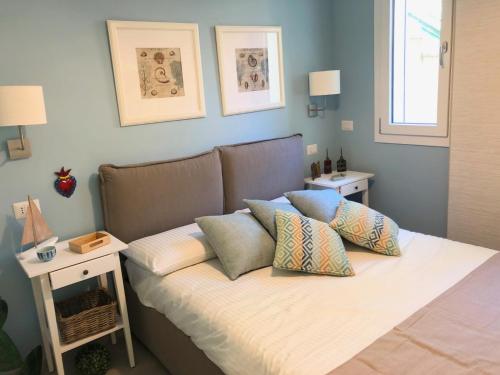 Bett mit Kissen darauf in einem Zimmer in der Unterkunft CASA MANDO with Terrace and Jacuzzi in Taormina
