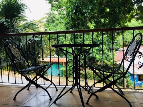 2 sillas y una mesa en el balcón en Hotel Casa Esmeralda, en Sámara
