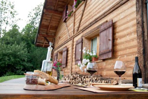 - une table avec 2 verres de vin et des bouteilles de vin dans l'établissement Chalet Dreamtime, à Les Villards-sur-Thônes