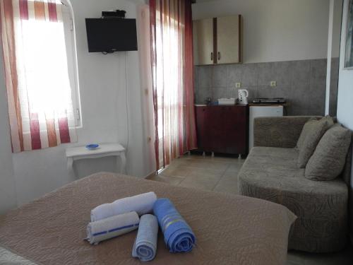 un soggiorno con divano e tavolo con asciugamani di Apartments & Rooms Villa Anastasija a Ulcinj