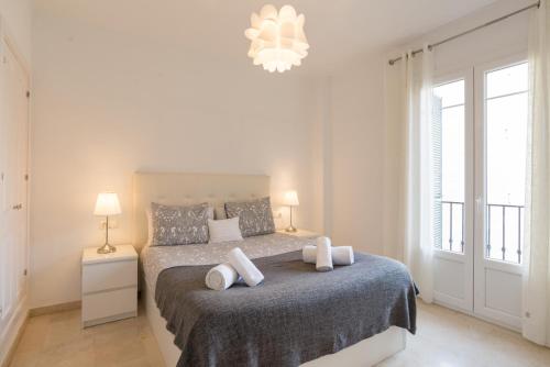 1 dormitorio con 1 cama con 2 almohadas en Agua I & seasonal pool by ELE Apartments, en Málaga