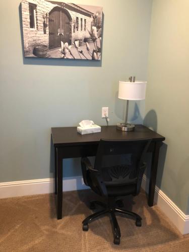 a desk with a lamp and a chair in a room at Talbott Tavern and Inn in Bardstown