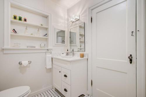 Bilik mandi di North Bend Downtown Cottage