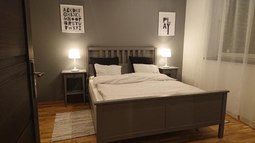 sypialnia z łóżkiem z dwoma lampami na dwóch stołach w obiekcie Apartamenty nad Stonehenge w mieście Dąbrowa Górnicza