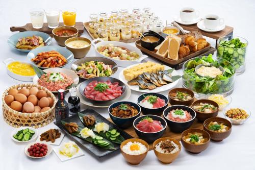 a table topped with lots of different types of food at Vessel Inn Keisei Tsudanuma Station in Narashino