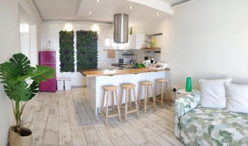 New Deluxe Stunned Seaview 2 bed Apt