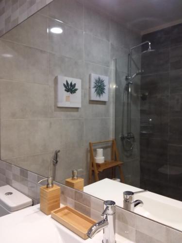カスカイスにあるTorre Mar Apartmentのバスルーム(シンク、シャワー付)