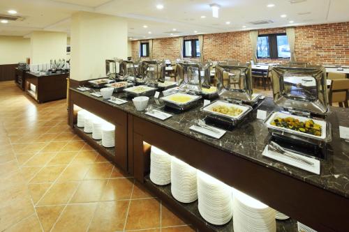 una línea de buffet con comida en una habitación de hotel en Hanwha Resort Seorak Sorano en Sokcho