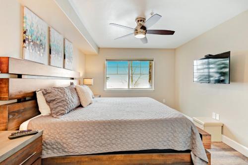 Un dormitorio con una cama y un ventilador de techo. en First Tracks Fun, en Steamboat Springs