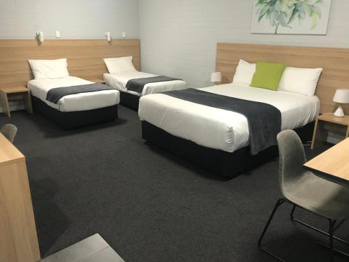 מיטה או מיטות בחדר ב-Frewville Motor Inn