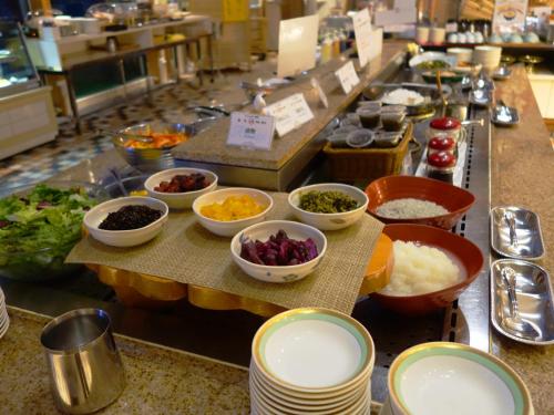 - un buffet avec des bols de nourriture sur un comptoir dans l'établissement City Plaza Osaka, à Osaka