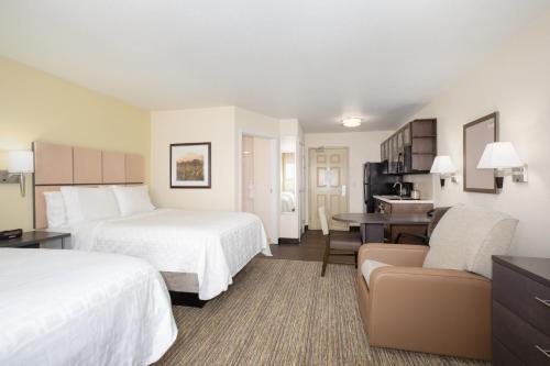 Säng eller sängar i ett rum på Candlewood Suites Cheyenne, an IHG Hotel