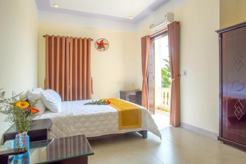 Кровать или кровати в номере Hoi An Blue River Hotel