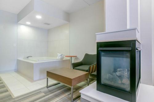 Holiday Inn Express Mount Arlington, an IHG Hotel tesisinde bir banyo