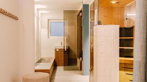 y baño con nevera y lavamanos. en Appartements Sonnenschein, en Rio Bianco