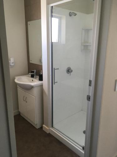 Ένα μπάνιο στο Westport Central Apartment