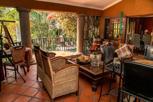 una sala da pranzo con tavolo e sedie su un portico di Terra Casa Guesthouse a Rustenburg