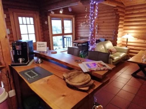 a living room with a desk in a log cabin at Ferienwohnung Blockhaus Juka in Vinningen