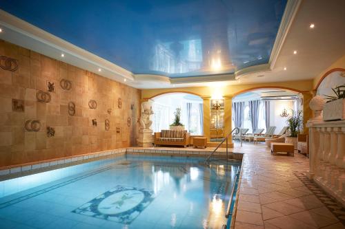 ein großer Pool in einem großen Zimmer mit in der Unterkunft Gästehaus Dorf-Alm in Willingen