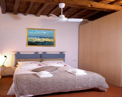 ein Schlafzimmer mit einem Bett und einem Wandgemälde in der Unterkunft Romantico Balcone in Centro in Florenz