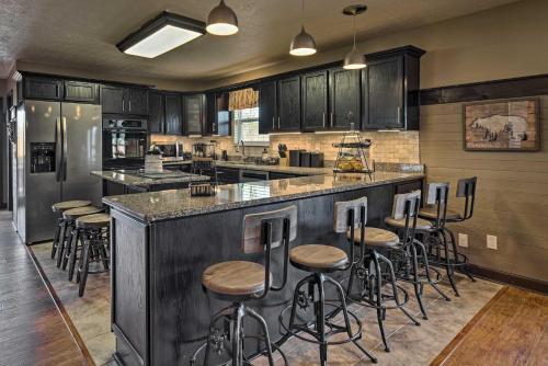 uma cozinha com uma grande ilha com bancos de bar em Rebel Retreat cabin em Pigeon Forge