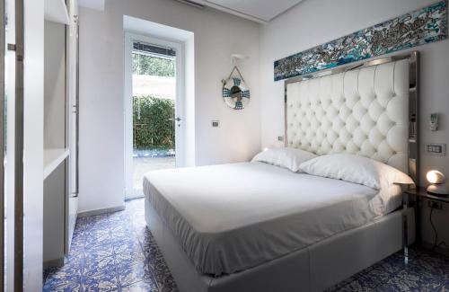 Posteľ alebo postele v izbe v ubytovaní LHP Suite Capri Villa La Giara