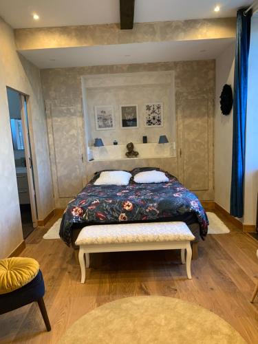サン・ゴーダンスにあるLa Maison d'Amalaurilleのベッドとベンチのある寝室