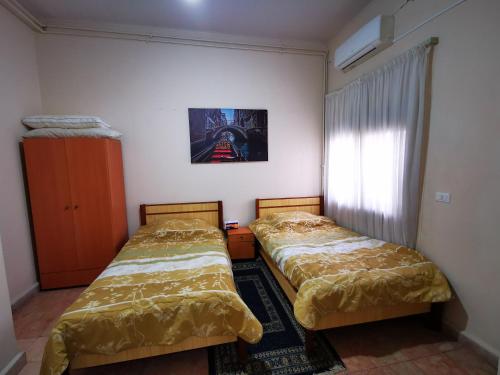 Un pat sau paturi într-o cameră la Berdawny Apartments