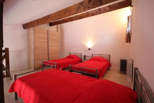 - 2 lits dans une chambre avec des draps rouges dans l'établissement villa 5 couchages terrasse ombragée parking dans résidence sécurisée avec piscine commune à 400m de la mer LRJP65, à Portiragnes