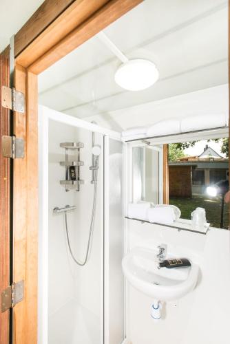 a bathroom with a sink and a mirror at Remsfass in Schwäbisch Gmünd