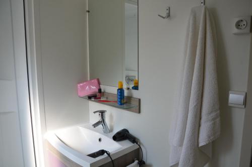 uma casa de banho com um lavatório e um espelho em Happy Camp mobile homes in Camping Sènia Cala Canyelles em Lloret de Mar
