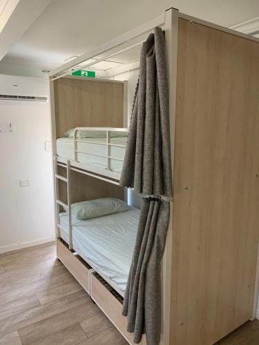 Ένα ή περισσότερα κρεβάτια σε δωμάτιο στο Mumma's Hostel Surfers Paradise