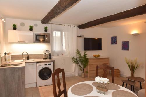 een keuken en een woonkamer met een tafel en stoelen bij Casa Mia in Antibes