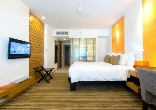 a hotel room with a bed and a television at dusitD2 Chiang Mai - SHA Extra Plus in Chiang Mai