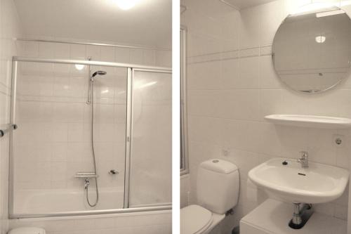 ein Bad mit einer Dusche, einem WC und einem Waschbecken in der Unterkunft Appartement 19 Callantsoog in Callantsoog