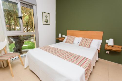 Säng eller sängar i ett rum på Apartamentos El Palmeral de Madaria