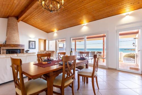 a dining room and kitchen with a table and chairs at Casa Bom Porto in Luz