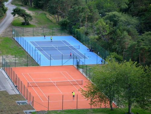 Instalaciones para jugar a tenis o squash en Snäck Annex o alrededores