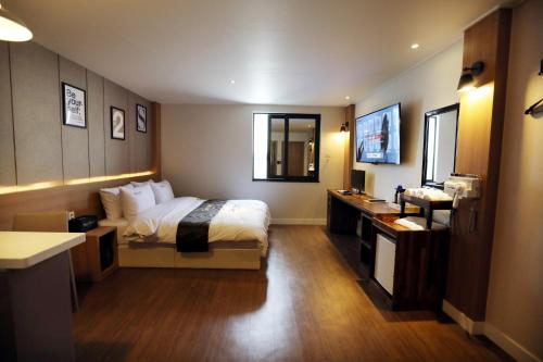 Habitación de hotel con cama y lavabo en Hotel Two Heart en Daegu