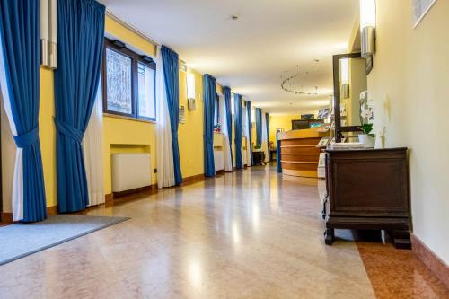 a hallway with blue drapes and a dressing room at Garda Family House in Brenzone sul Garda