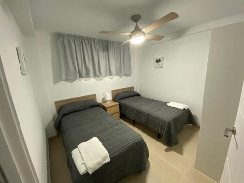 Łóżko lub łóżka w pokoju w obiekcie MAR BLAU - FINCAS ARENA