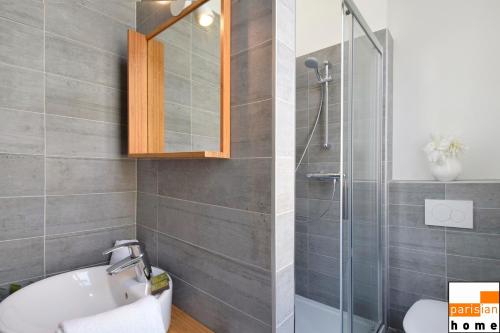 een badkamer met een douche, een toilet en een wastafel bij 202117 - Appartement 6 personnes à Paris in Parijs