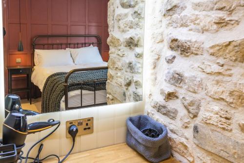 Ein Bett oder Betten in einem Zimmer der Unterkunft Number 6 Stamford - Boutique Grade II Listed Townhouse