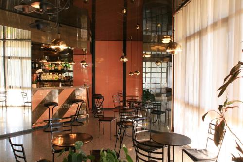 ein Restaurant mit Tischen und Stühlen und eine Bar in der Unterkunft Hotel i Ciliegi in Reggello