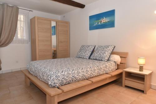une chambre avec un lit et une lampe sur une table dans l'établissement Casa Mia, à Antibes