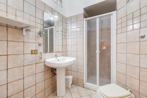 Un baño de Appartamento con 3 camere da letto e 2 bagni vicino al Vaticano