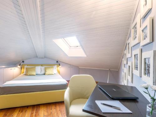 Ένα ή περισσότερα κρεβάτια σε δωμάτιο στο Relaxed Attic in the Old Town